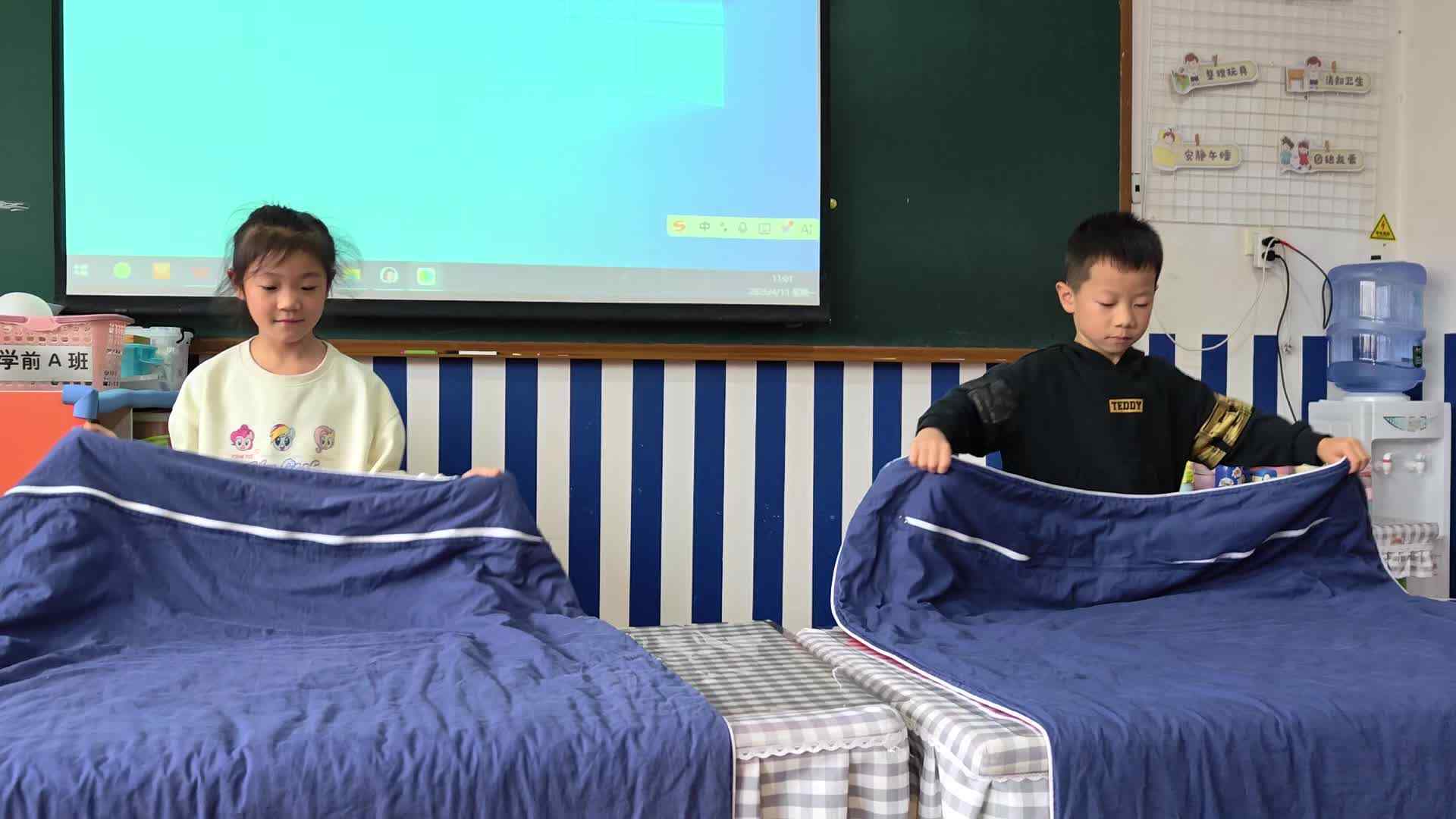 ⁣⁣⁣⁣⁣⁣⁣⁣⁣⁣⁣2026.4.14学A班王悦汐，钟昊彦——生活训练折叠被子