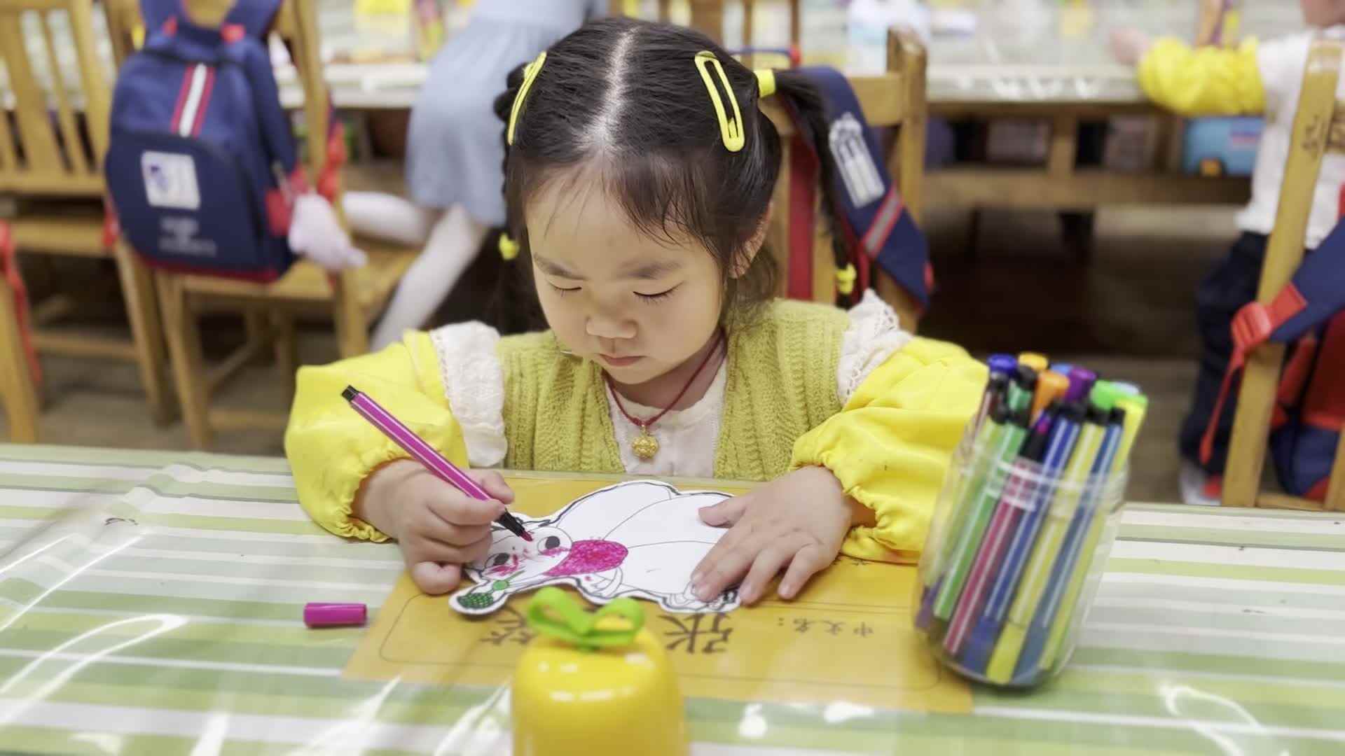 2026.4.17 张笑笑 美工《五彩的泡泡世界》.mp4