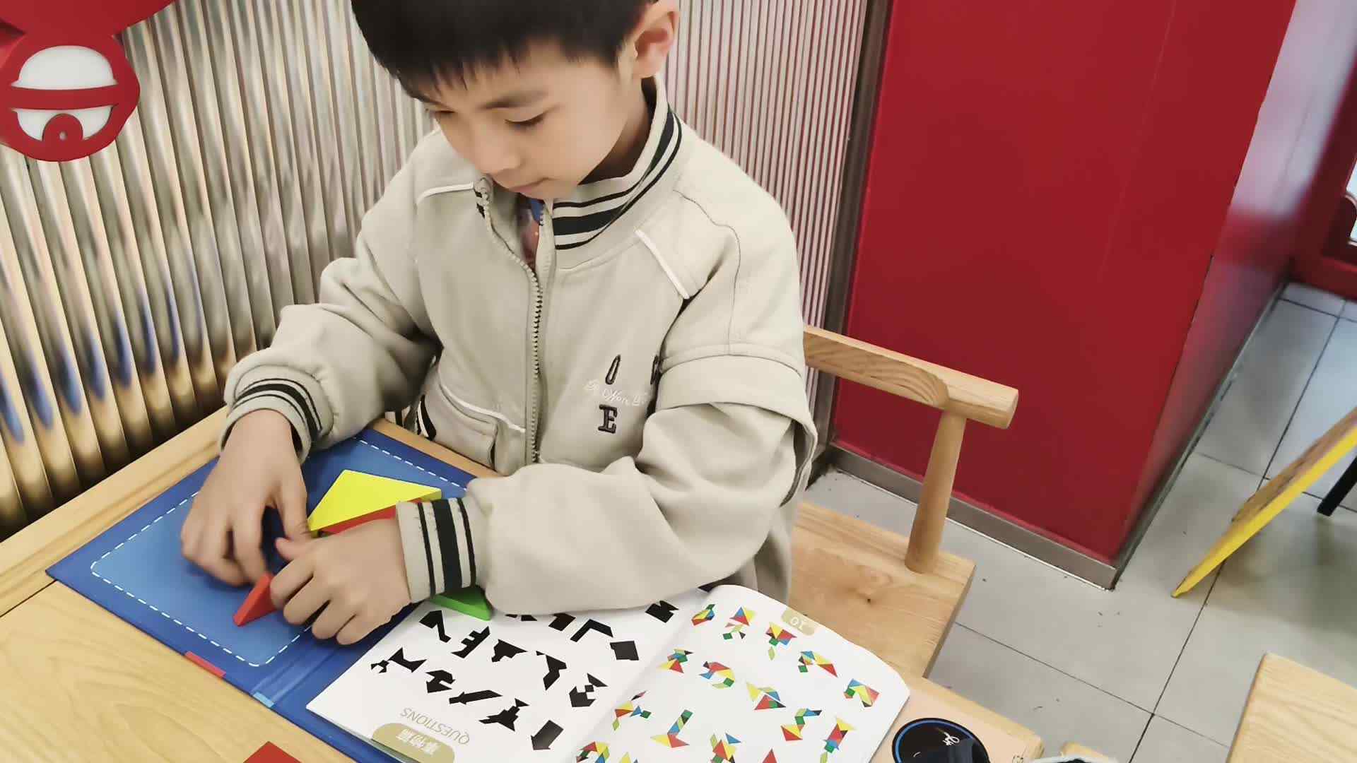 学b刘倬宇拼七巧板20260423.mp4