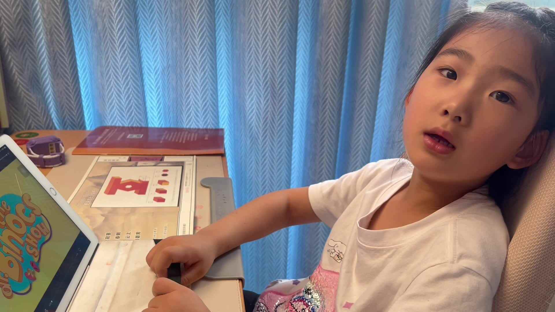 学前b班宁汐言观看英语视频《food pyramid》