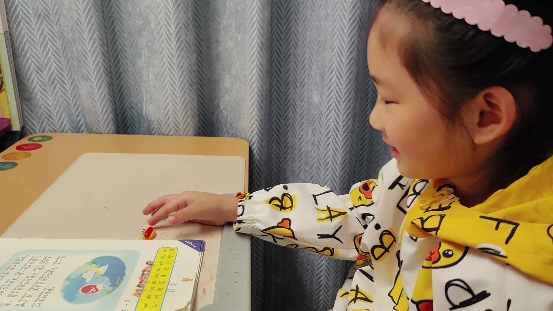 ⁣2026年4月30日学前B班宁汐言指读语言书34页一35页