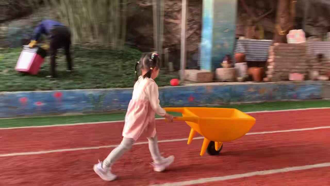 ⁣2026年4月24日  李佳彤 ： 体能游戏《推推车运球》学校教育教学活动