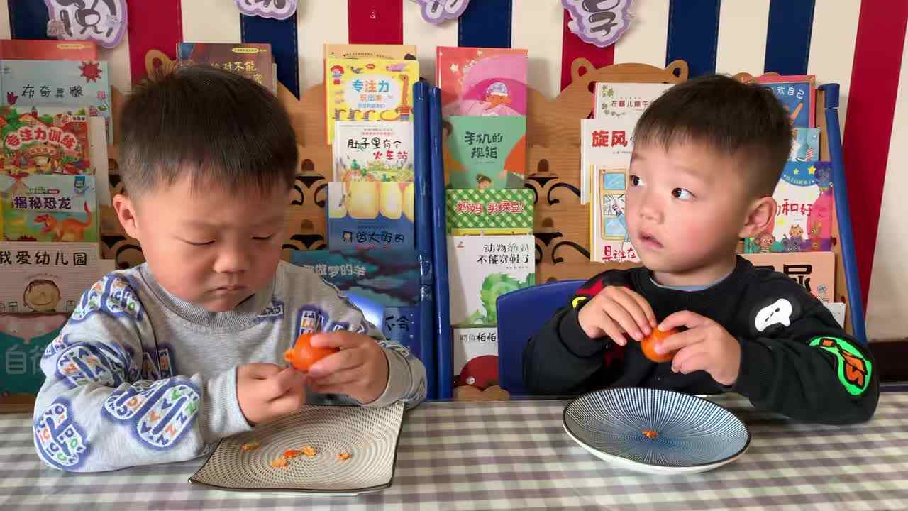 ⁣2026年4月16日   刘佳铭and刘佳锐 生活练习《剥橘子》学校教育教学活动
