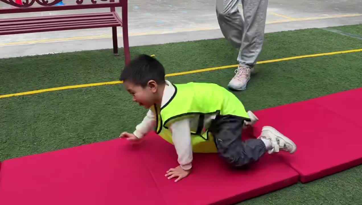 2026.4.10实验小班2号叶弋猷体能活动