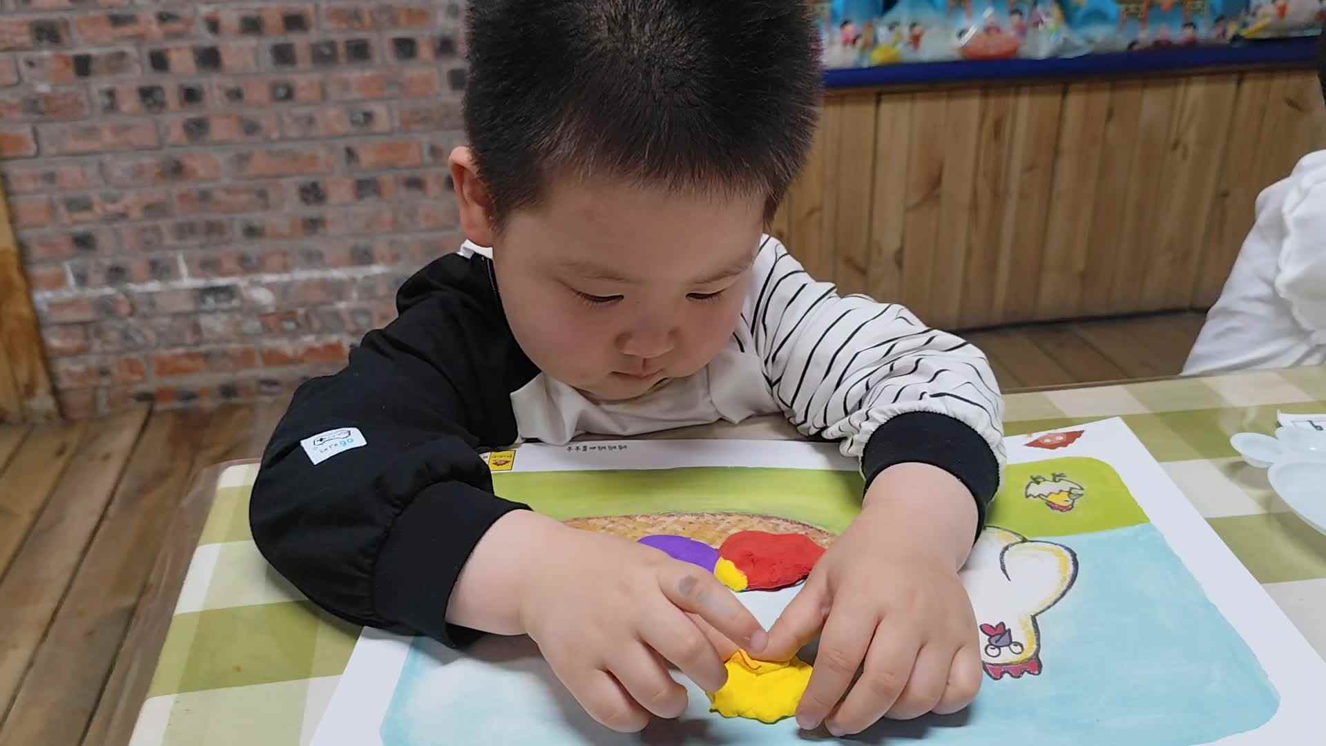 2026.4.23实验小班8号杨卓浩—美工活动