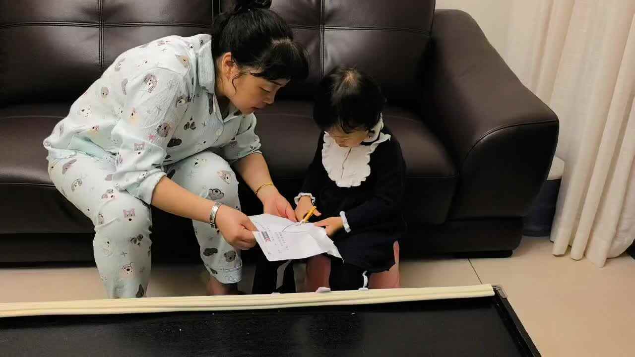 实验小班4号王艺霖剪纸.mp4