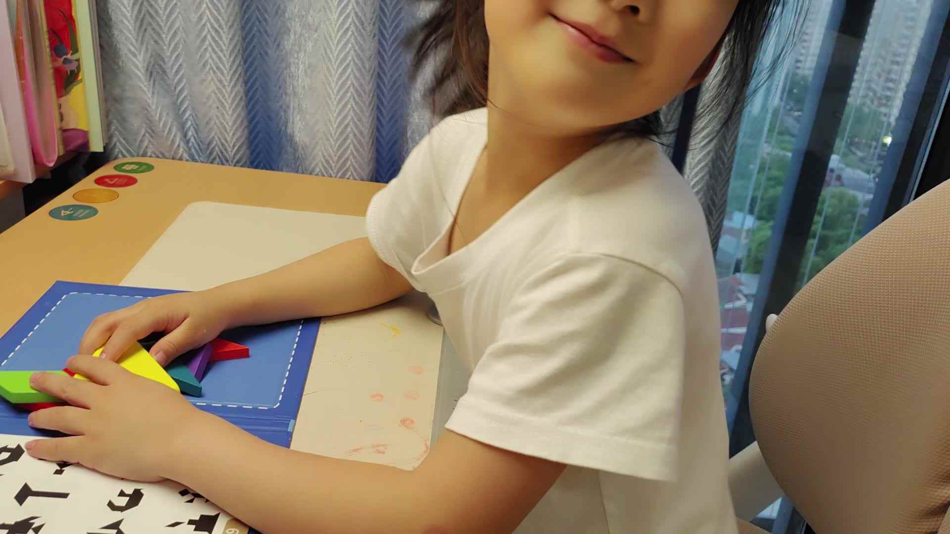 ⁣⁣⁣⁣⁣⁣2026年4月23日学前B班宁汐言拼搭七巧板