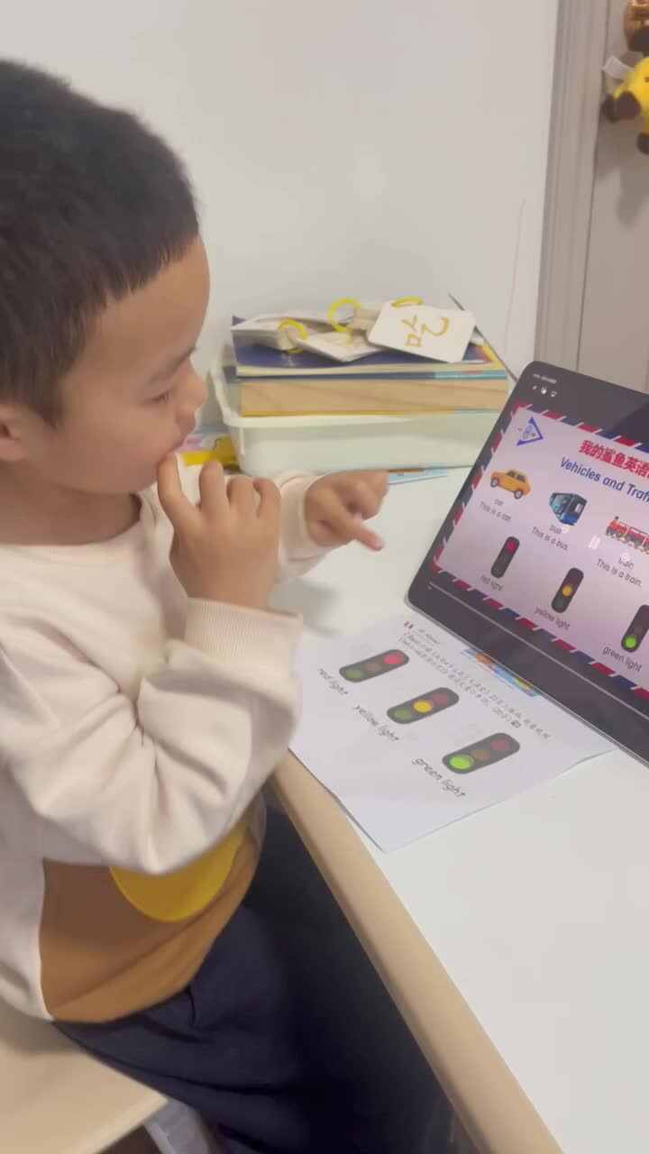 观看视频《Vehicles朗读示范2》朗读交通灯