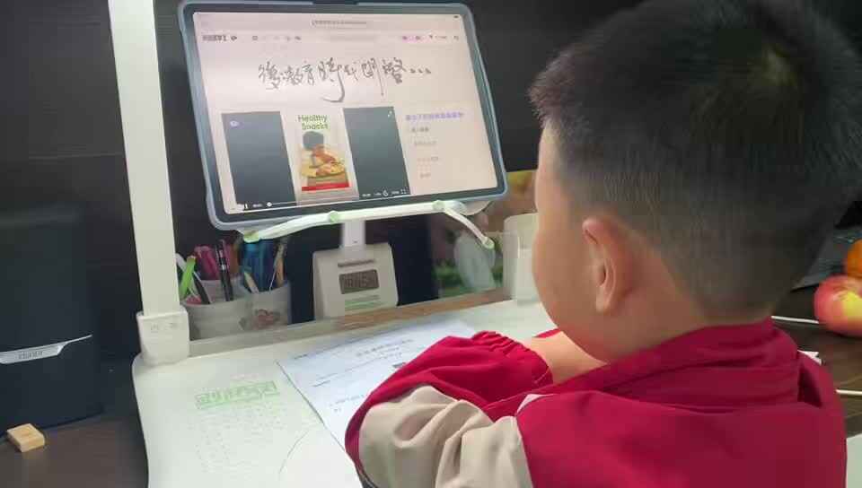 学B班吕子垚观看英语视频（2026.04.29）.mp4