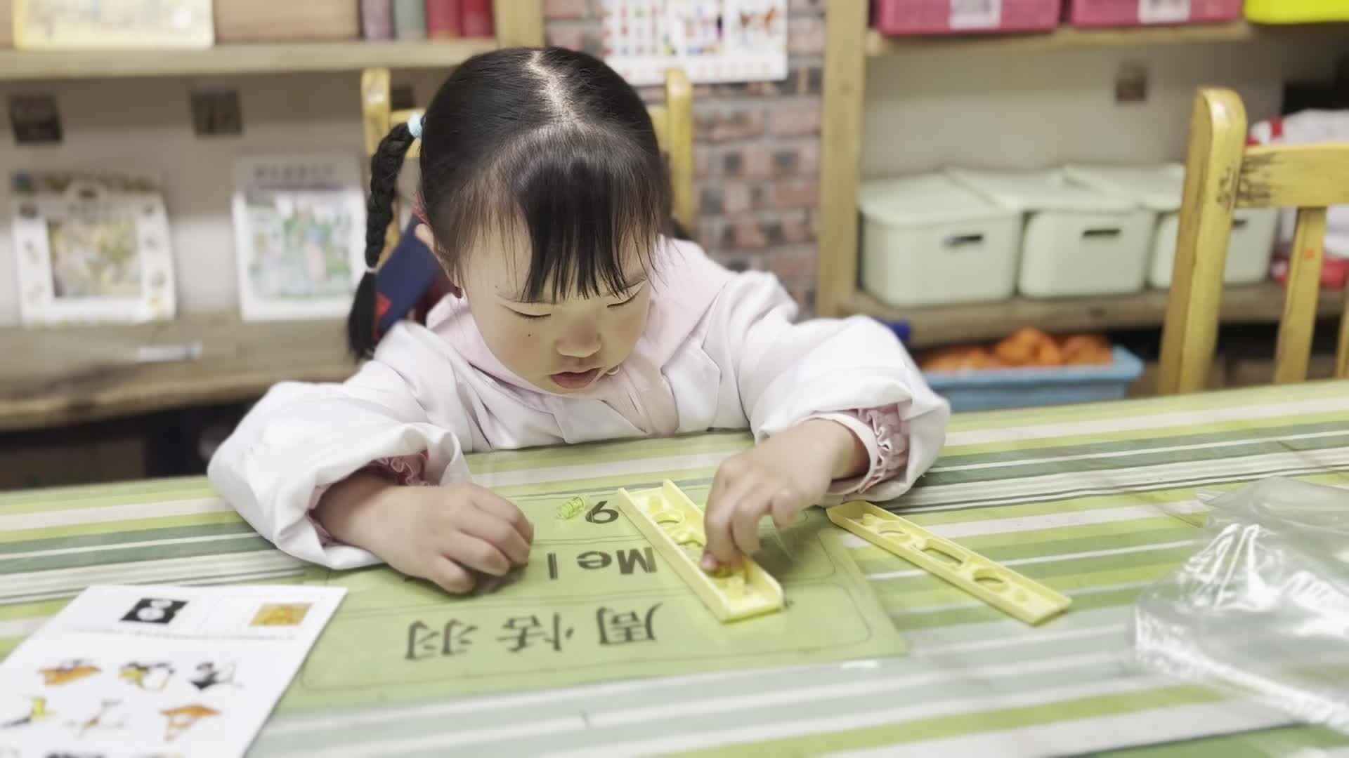 2026.4.8 实验中班 周恬羽《好玩的水平仪》.mp4