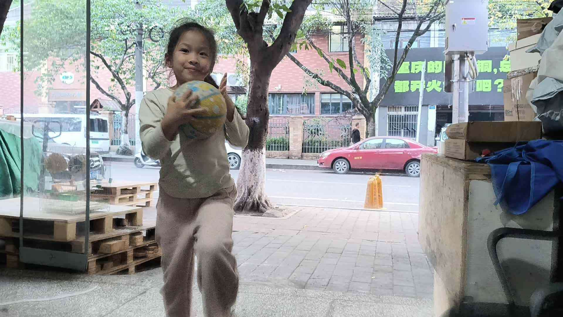 2026.4.9学前a班唐依依练习拍篮球