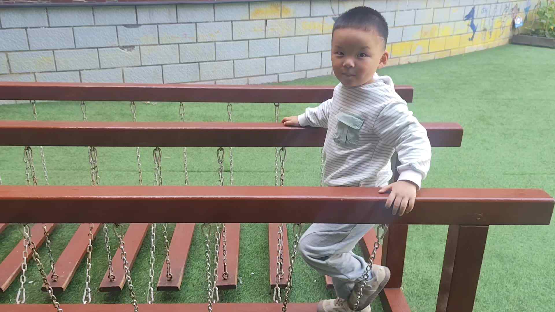 2026.4.17实验小班3号谢缙宇—玩荡桥