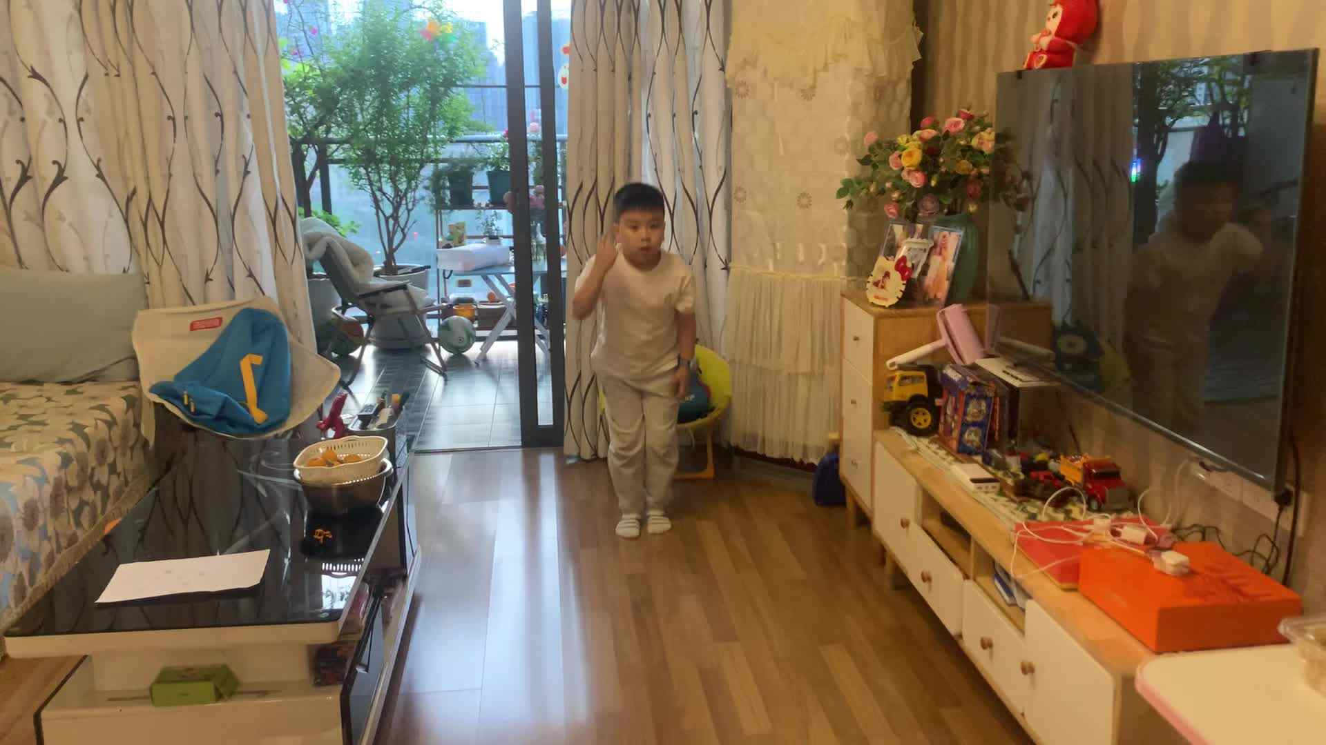 学前B班杨育寒练习开合跳