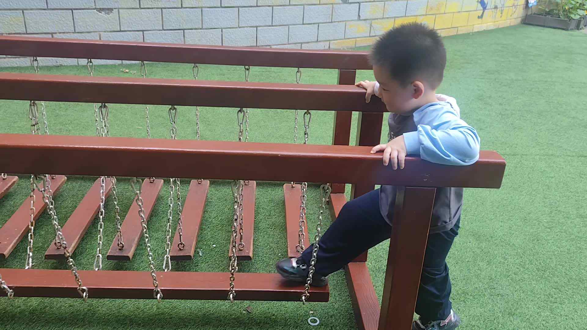 2026.4.17实验小班8号杨卓浩—玩荡桥