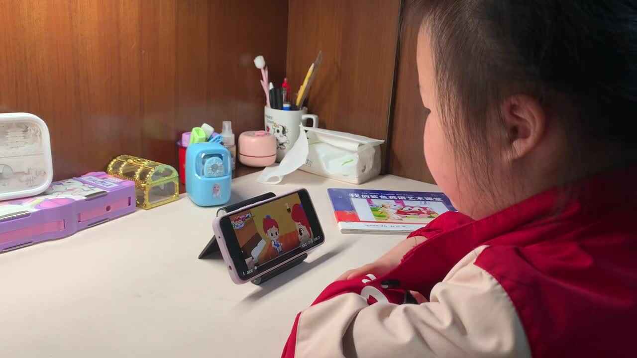 4.1学前A班赵欣奕观看英语儿歌视频