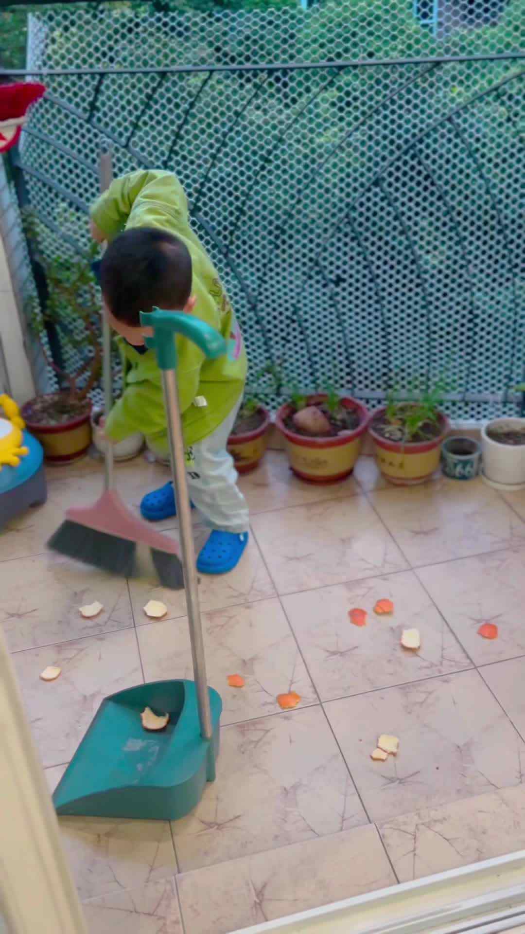 2026.4.15 实验小班 胡舒阳 生活练习《扫地》