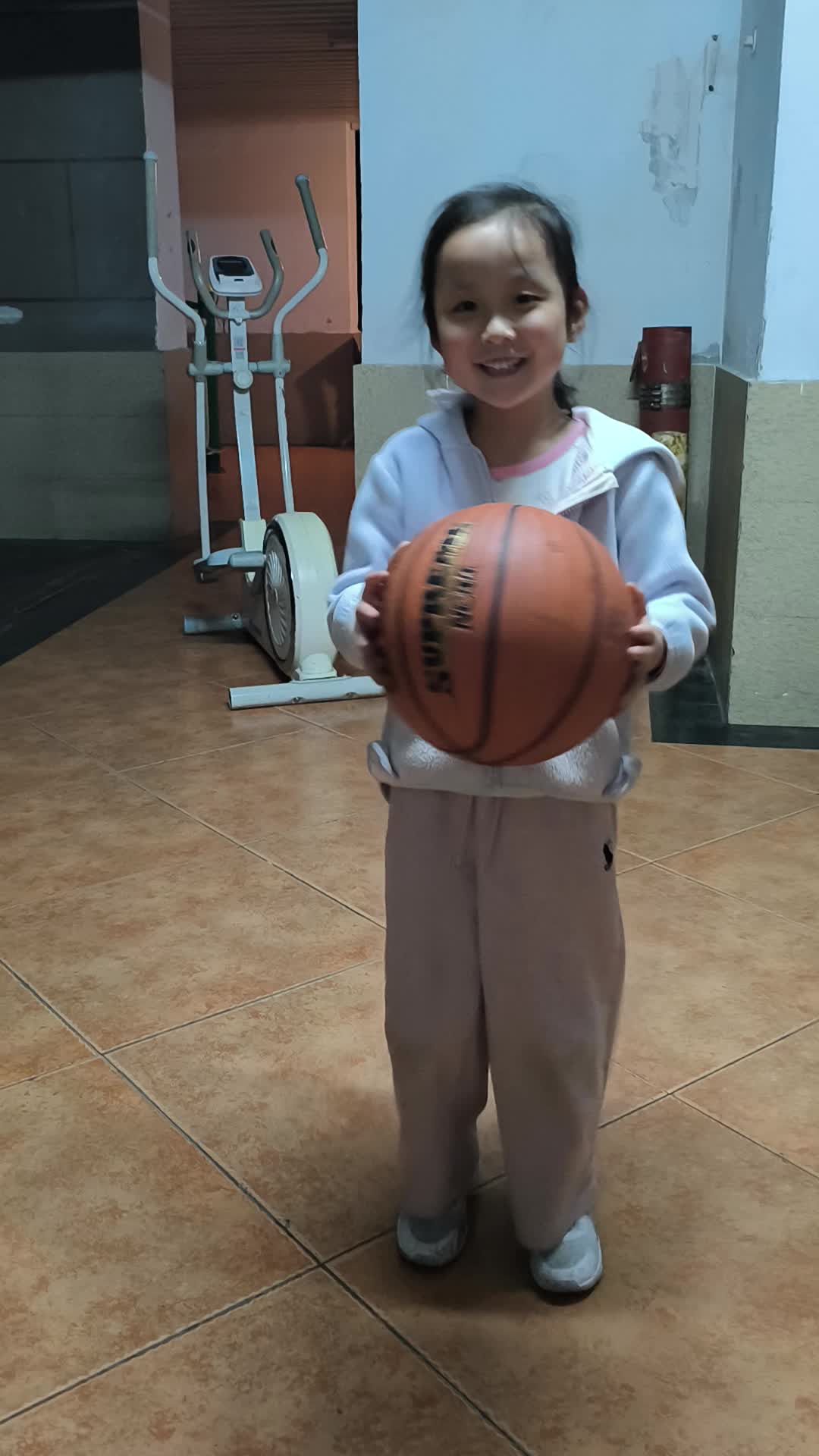 学A班廖洪娇拍篮球视频