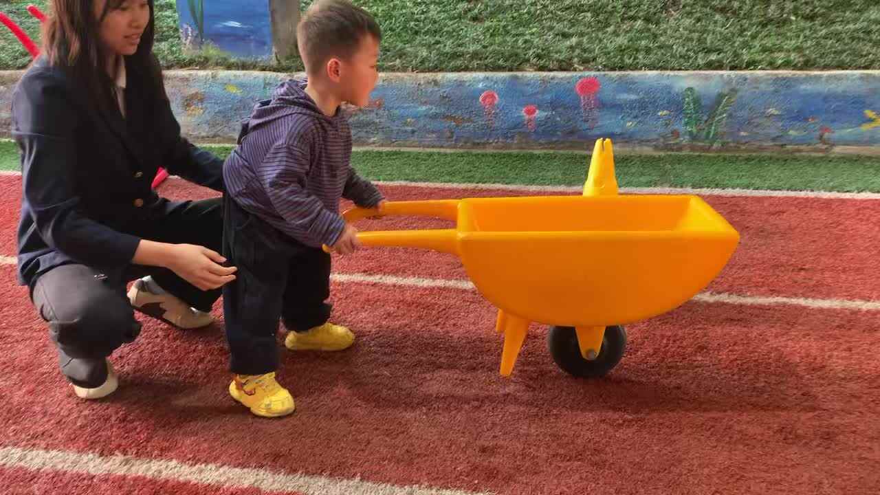 ⁣2026年4月24日    刘佳锐 体能游戏《推推车运球》学校教育教学活动