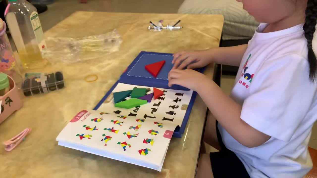 4.22学前A班赵欣奕拼七巧板