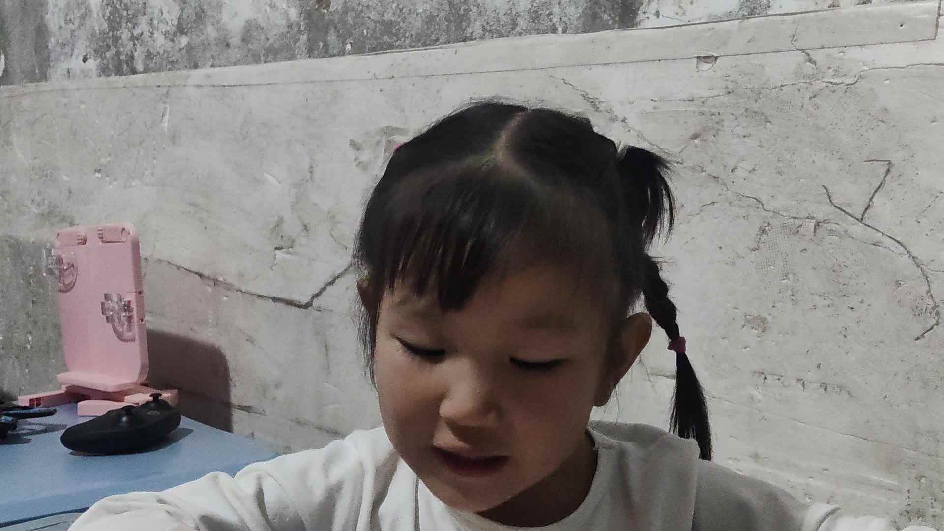 2026.4.9小a班唐紫淇观看《数字歌》