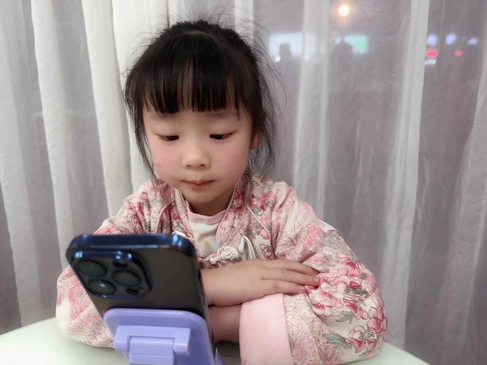 2026年4月2日大A班夏爱林～观看英语儿歌视频