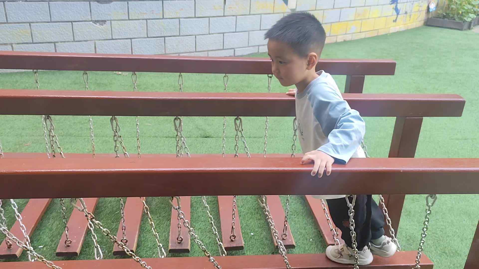 2026.4.17实验小班2号叶弋猷—玩荡桥