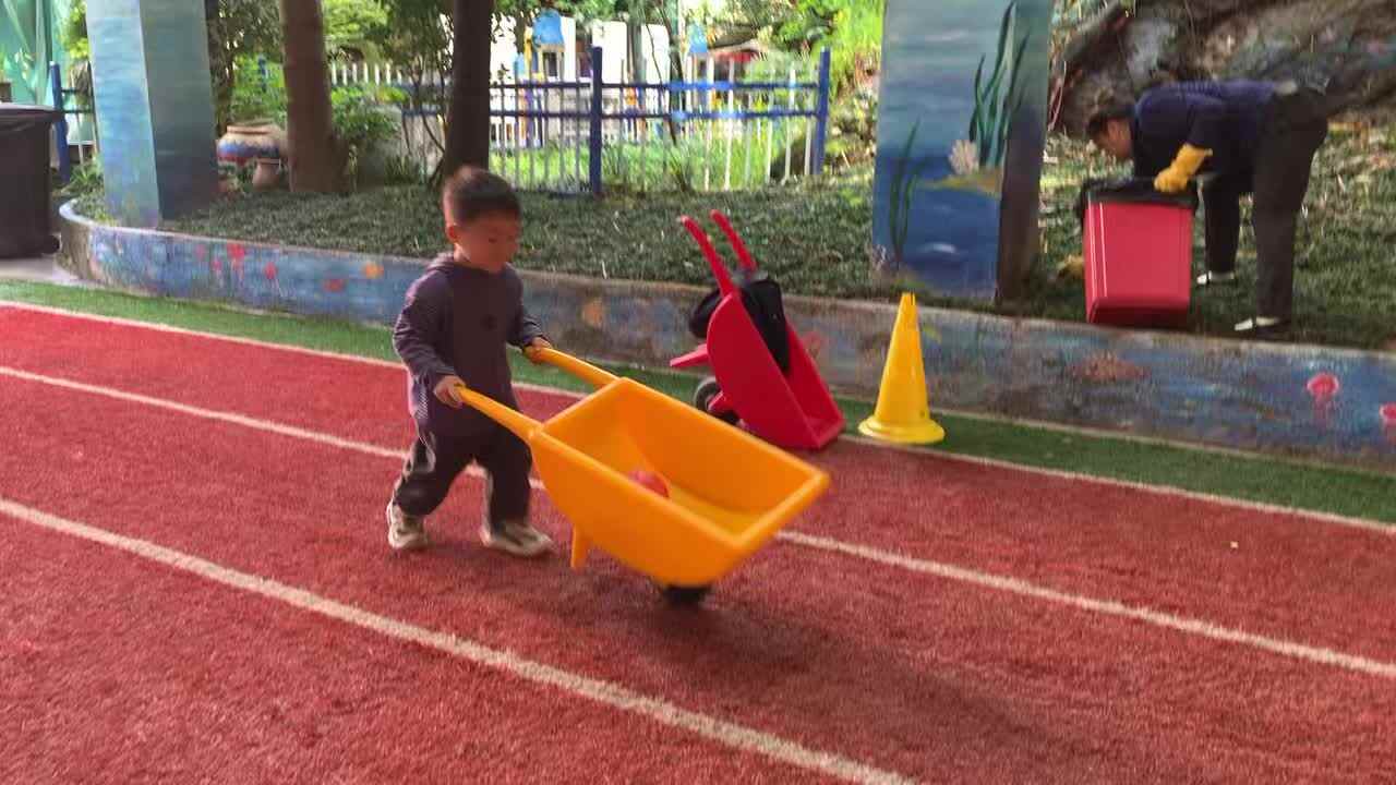 ⁣⁣2026年4月24日    刘佳铭 体能游戏《推推车运球》学校教育教学活动