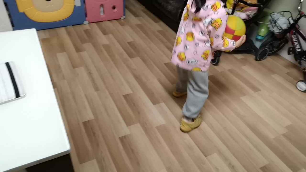 VID_20260403_192753.mp4学前B班宁汐言体能训练，篮球操练习。