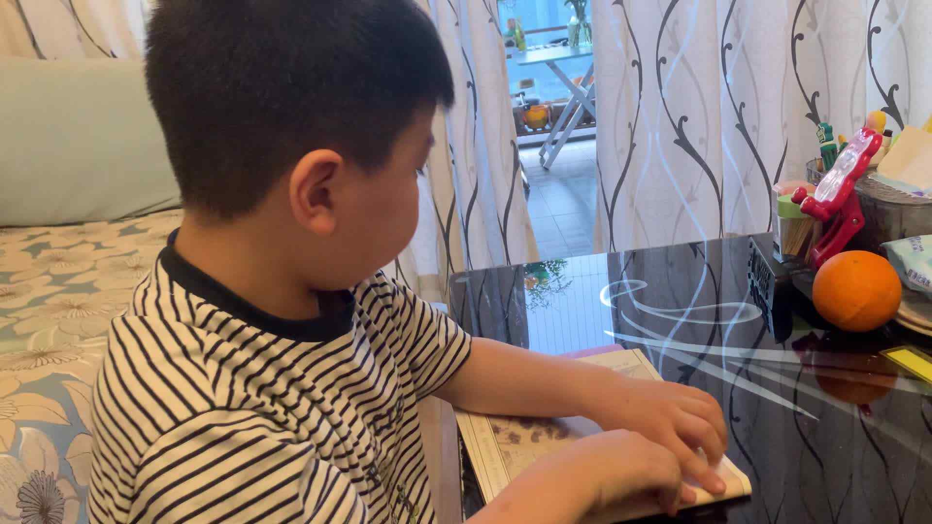 学前B班杨育寒指读古诗《秋词》