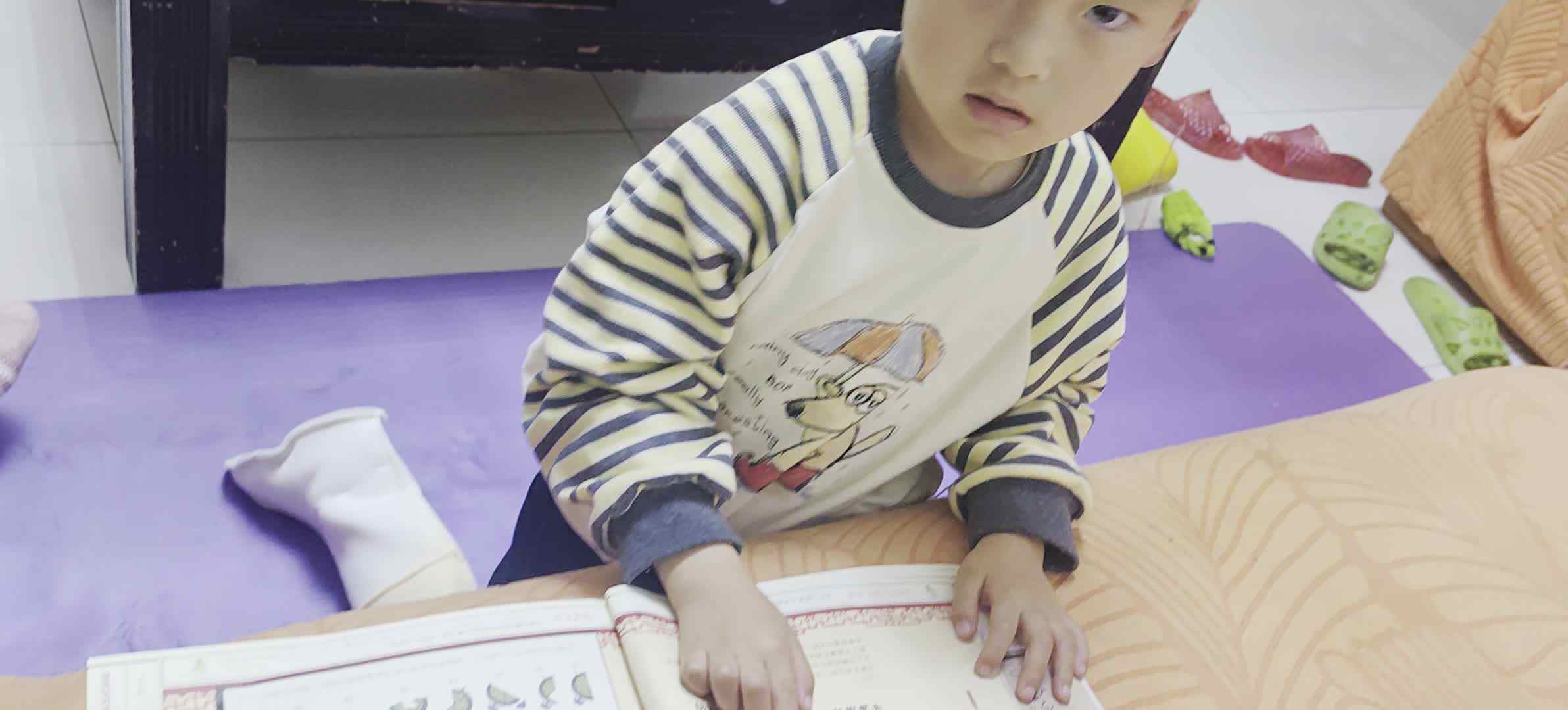 2026.4.28 中A班 刘逸一 指读古诗《除夜雪》.mp4