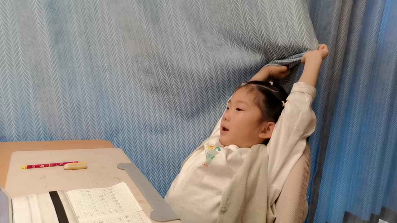 VID_20260408_183038.mp4学前B班宁汐言观看英文儿歌。