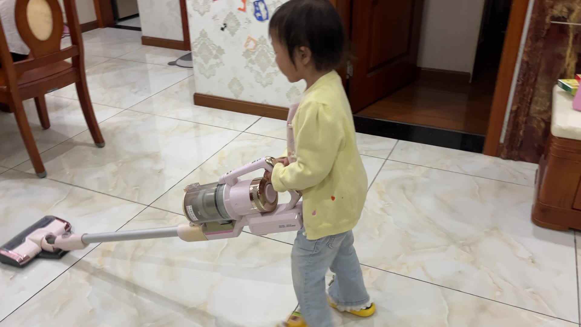 2026.4.15实验小班 陈舒梦 扫地练习