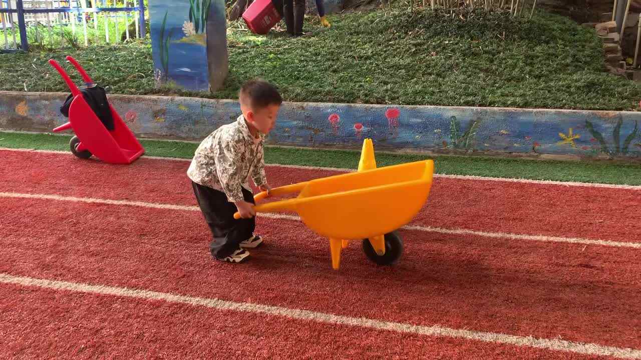 2026年4月24日   黄钇然  体能游戏《推推车运球》学校教育教学活动