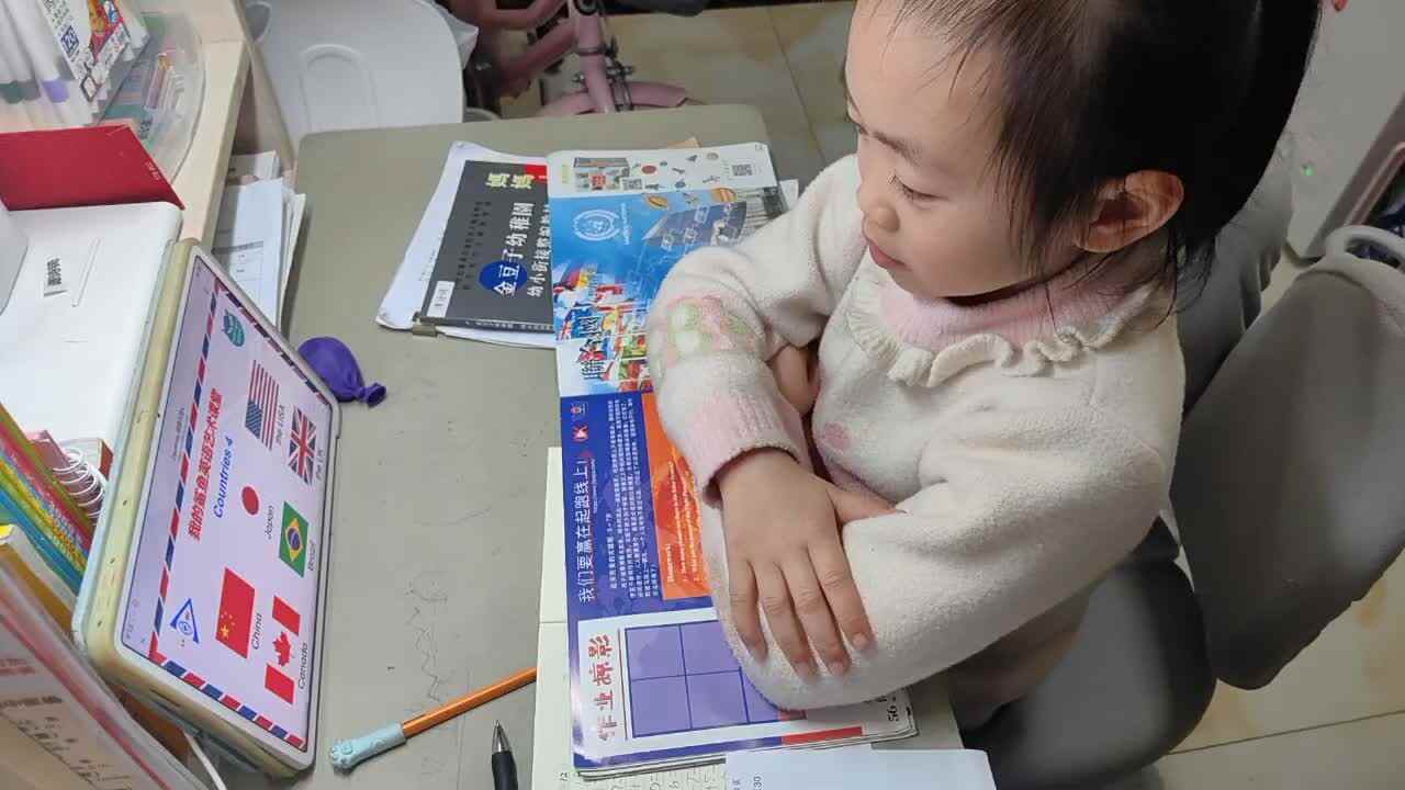 ⁣2026年4月1日学前B班谭诗锜观看鲨鱼英语艺术课堂56页视频《Countries 朗读示范4》