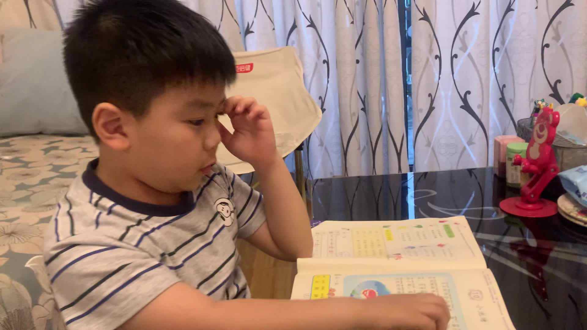 学前B班杨育寒指读课文《小池塘》