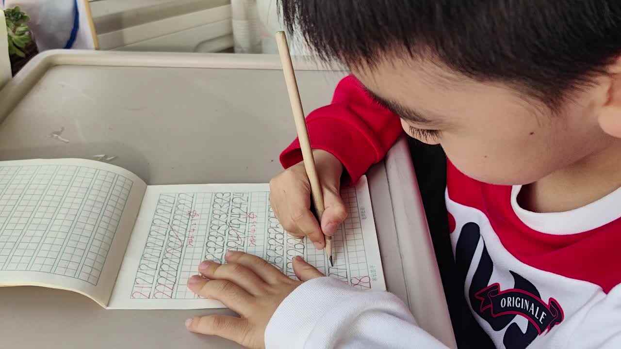 大A班蒋熠_20260429_书写数字《27.28》mp4