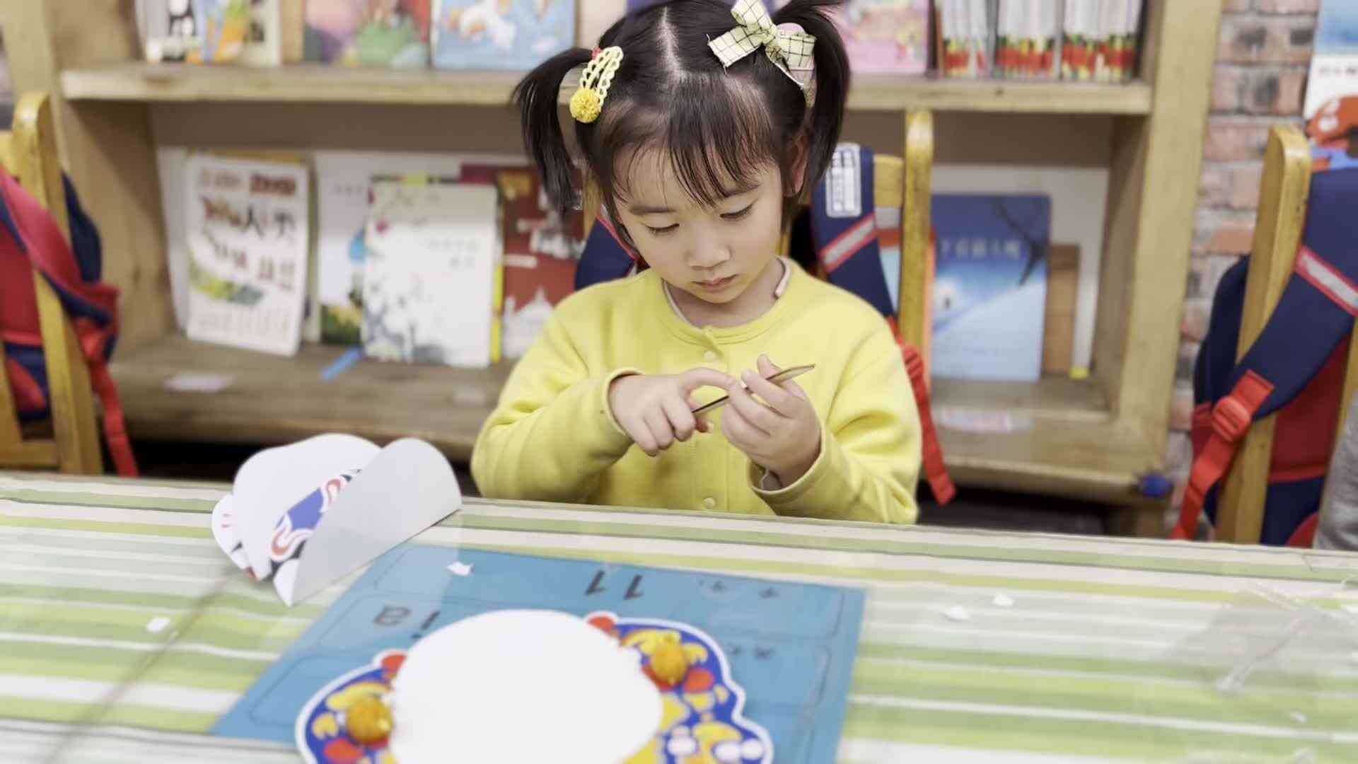 2026.4.10  实验中班 易诗珺《川剧脸谱》.mp4