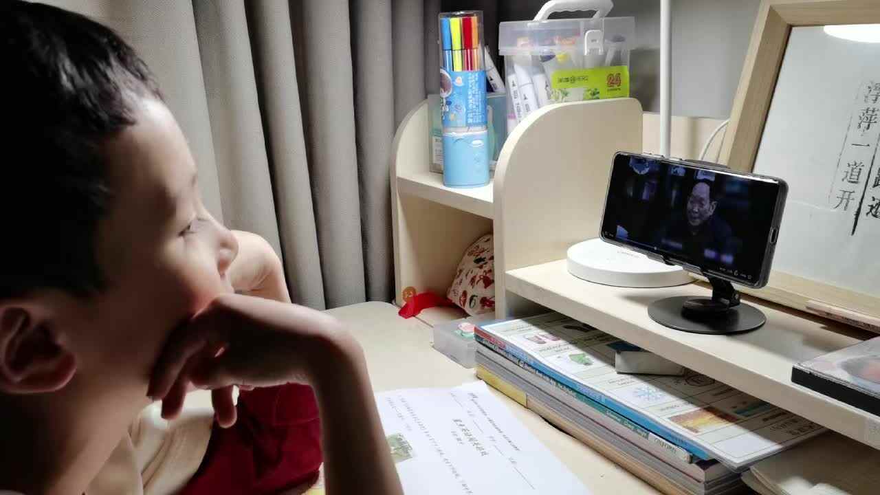 ⁣⁣⁣2026.4.25学B班 王千与 观看《鲨鱼英语-袁隆平》