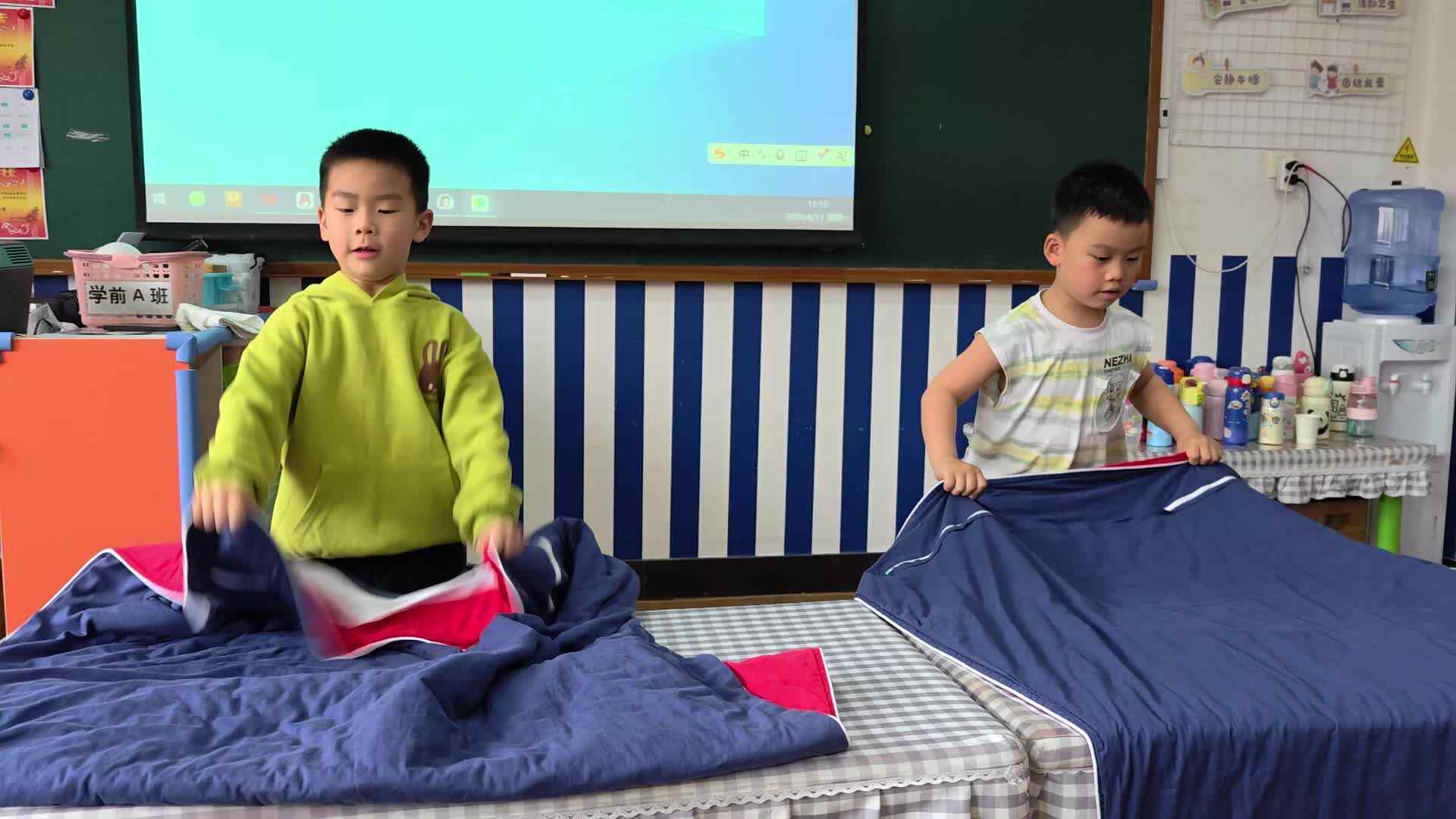 ⁣2026.4.13学A班程鹏瑞，文颢景——生活训练折叠被子