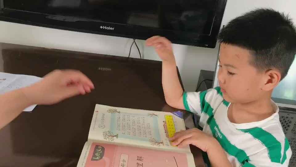 ⁣学B班吕子垚指读课文32页（大自然的邮票）2026.4.19