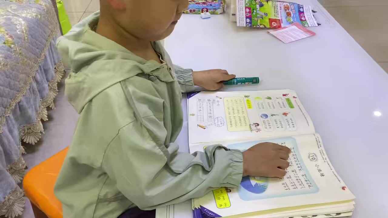 ⁣⁣⁣⁣⁣⁣⁣大B班吕子垚指读课文小池塘（2026.4.28）.mp4