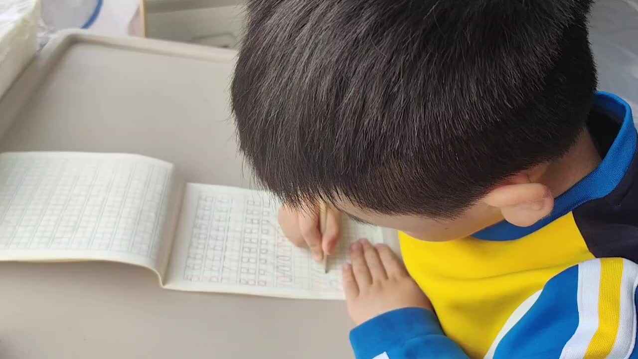 大A班蒋熠_20260408   书写数字11  12.mp4