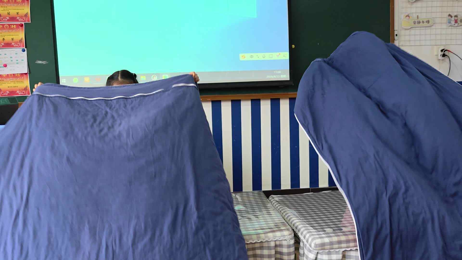 ⁣⁣⁣⁣⁣⁣⁣⁣⁣⁣⁣⁣2026.4.14学A班朱梓萌，张弦思——生活训练折叠被子