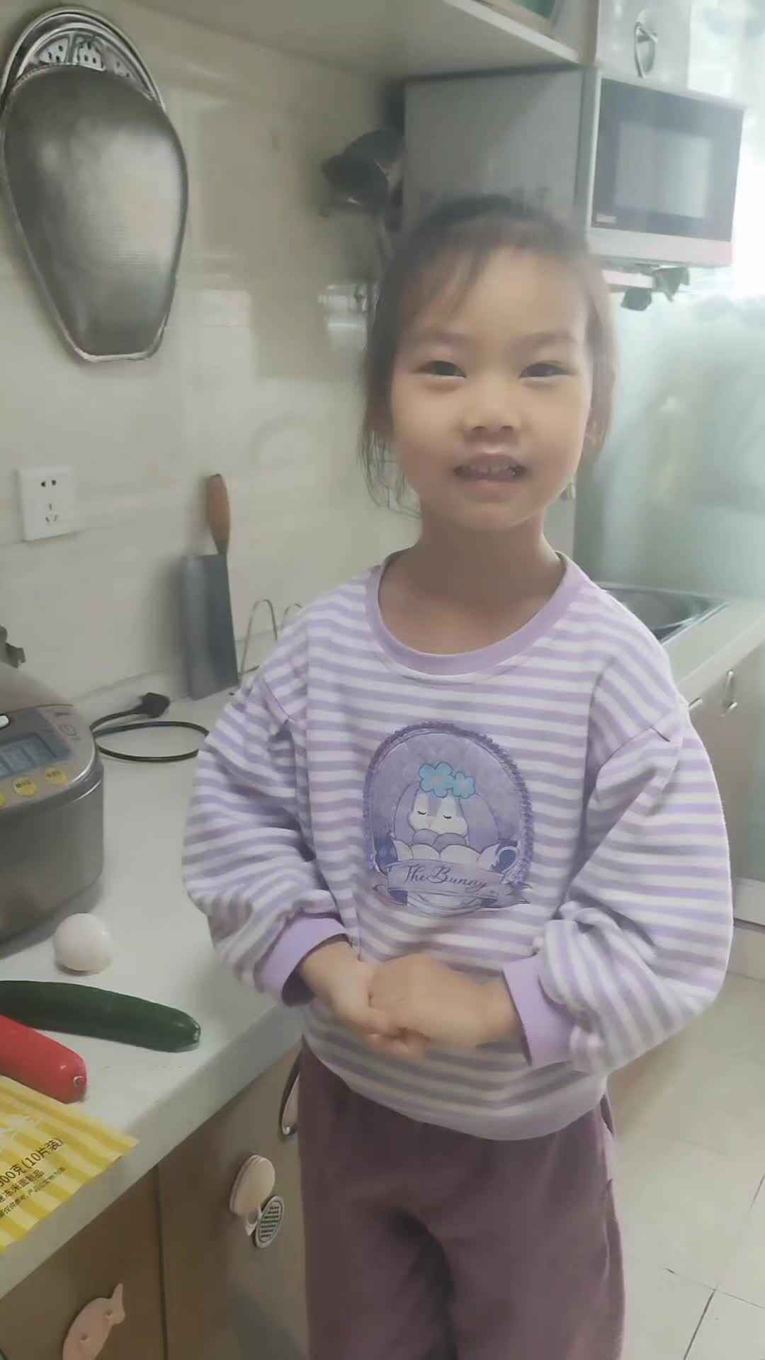 小厨师煎手抓饼.mp4