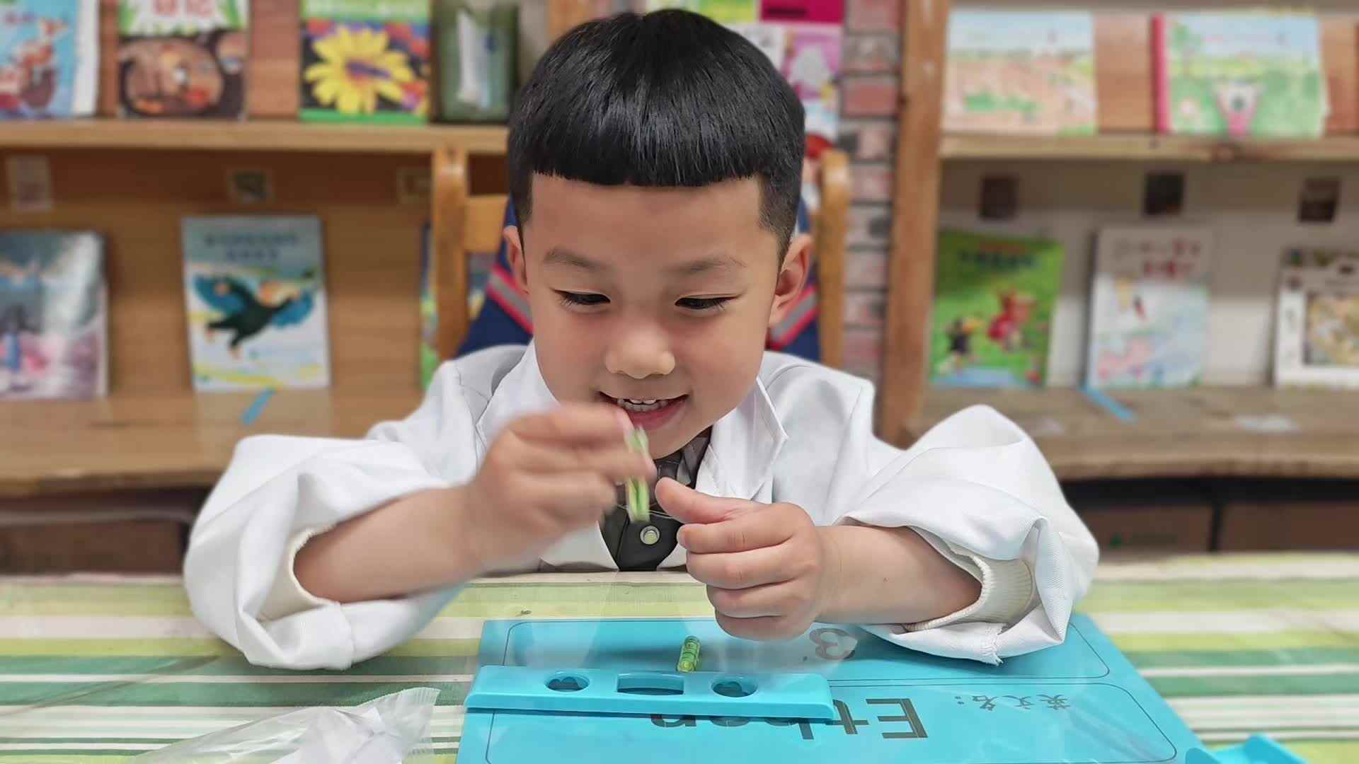 2026.4.8  实验中班 沙景韬《好玩的水平仪》.mp4
