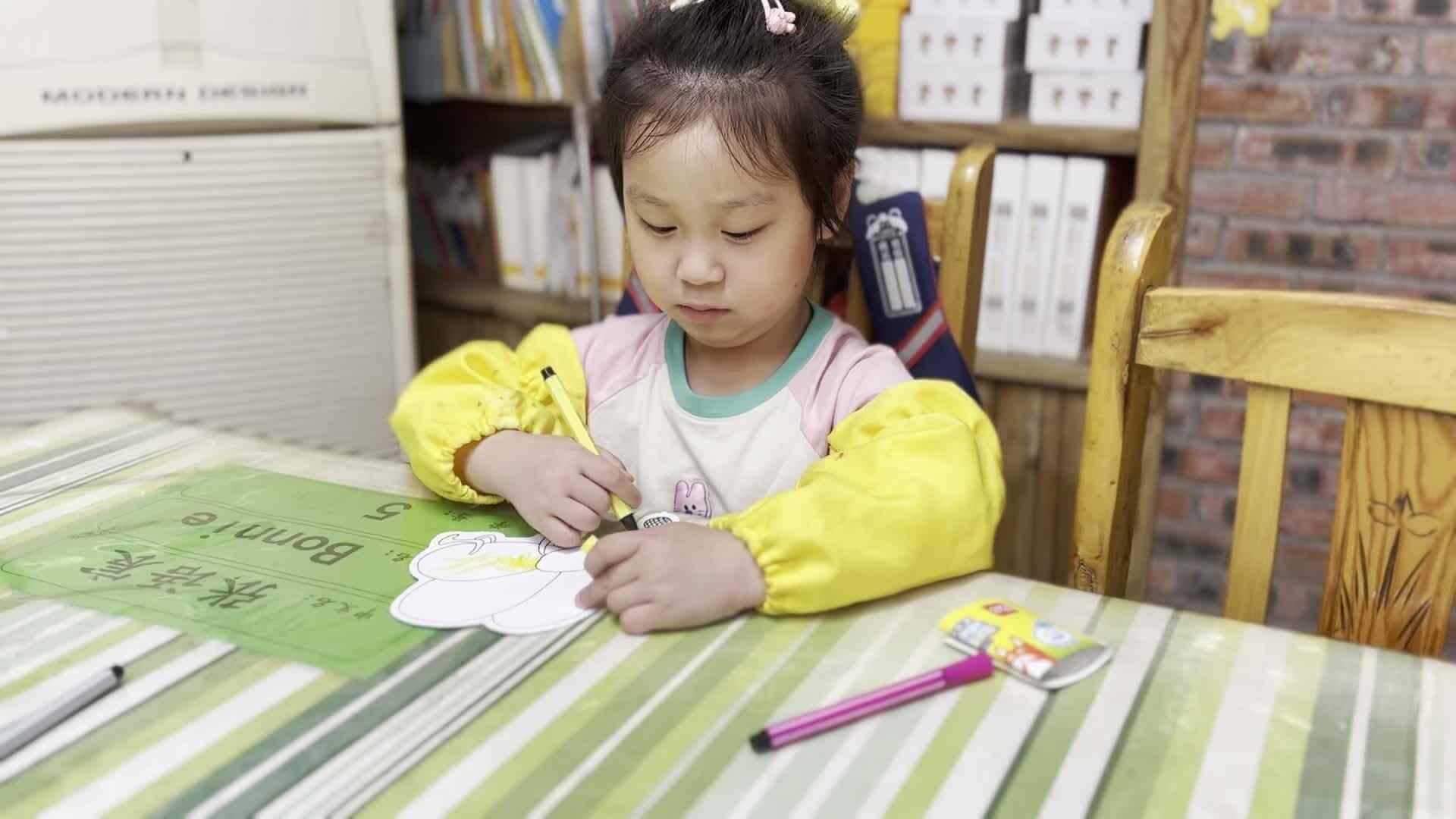 2026.4.17 谢屿洛  美工《五彩的泡泡世界》.mp4