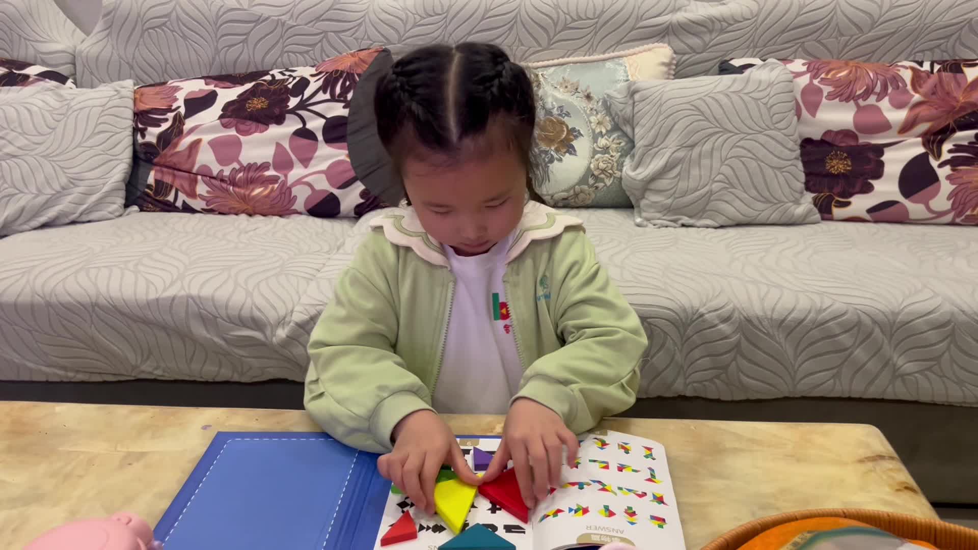 4.21学前A班赵欣奕拼七巧板