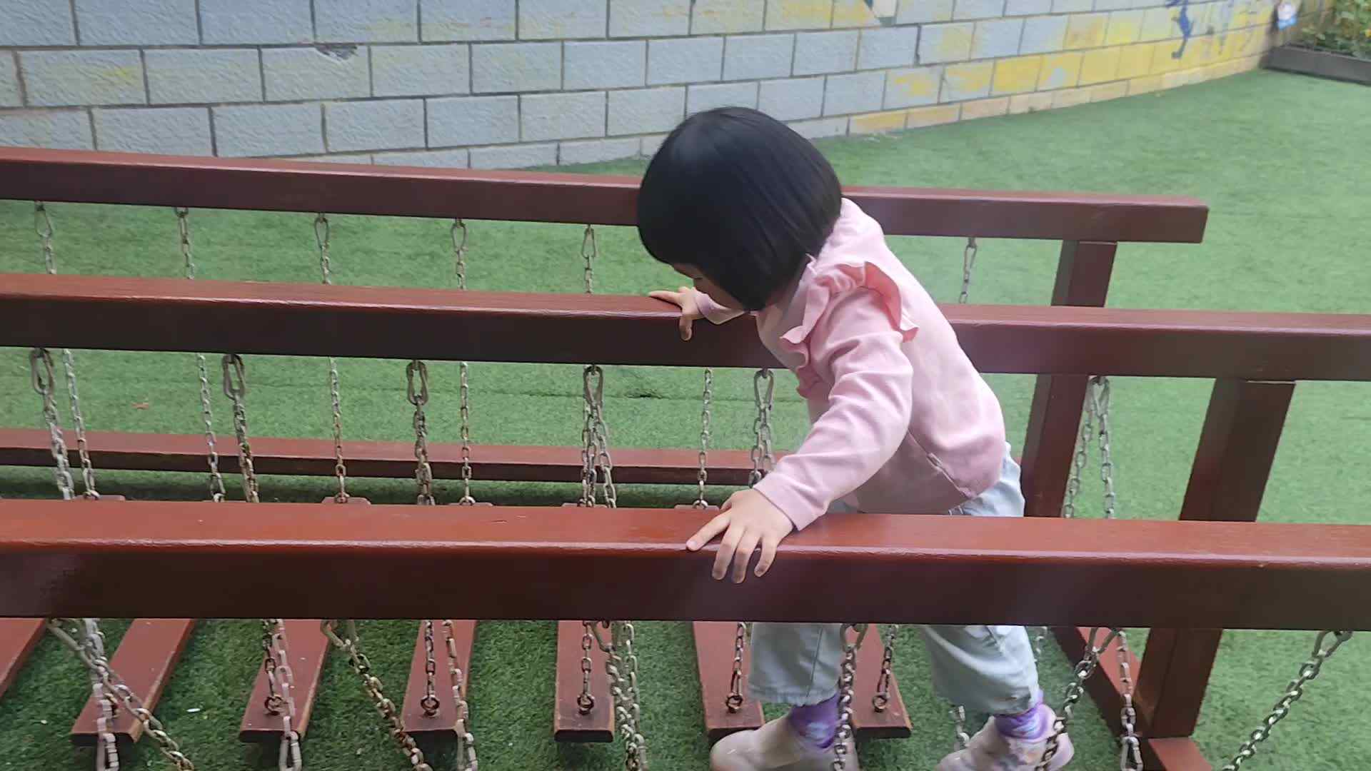 2026.4.17实验小班5号景念安—玩荡桥