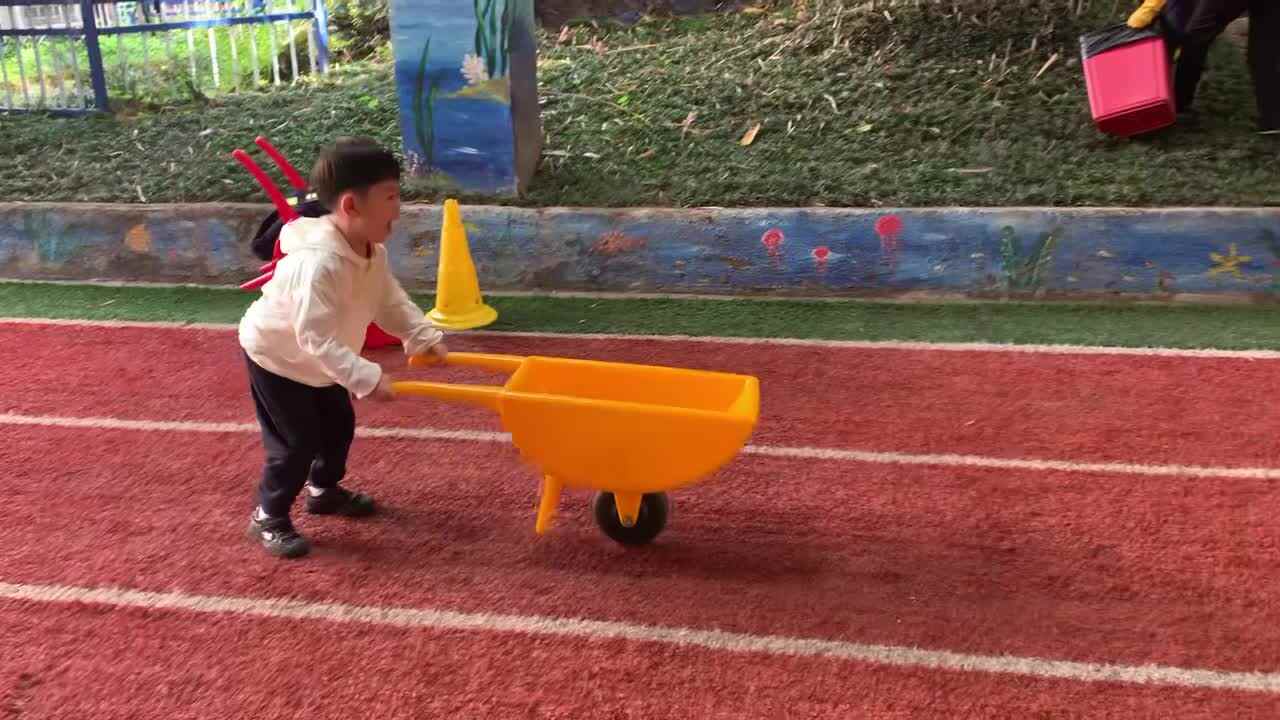 ⁣2026年4月24日   杨佳齐 体能游戏《推推车运球》学校教育教学活动