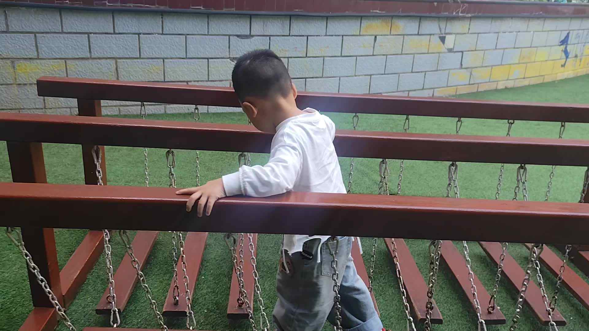 2026.4.17实验小班9号胡舒阳—玩荡桥